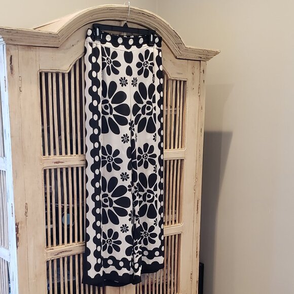 Rose and Olive Black and While Bold Flower Wide Leg Pant - Picture 2 of 11